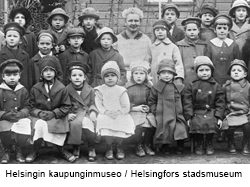 Sedmigradskyn pikkulasten koulun lapset ja opettaja Elin Myrsten (o.s. Skogman, k.1932) ryhmäkuvassa.